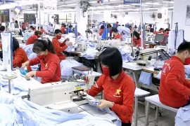 Malgré une forte demande intérieure, de nombreux entreprises du textile et de l'habillement peinent à étendre leur présence et à revendiquer une plus grande part du marché local. Photo : moit.gov.vn