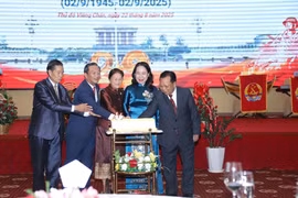 La vice-présidente vietnamienne Vo Thi Anh Xuân et la vice-présidente lao Pany Yathotou ainsi que les délégués découpent un gâteau d'anniversaire lors de l’événement. Photo : VNA