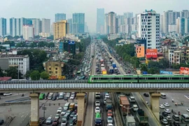longues files de voitures dans une rue de Hanoi. Photo : VNA