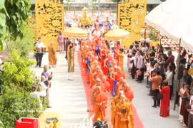 Cette procession met en scène la statue de Bouddha dorée, des moines en robes traditionnelles, et des participants fervents, défilant ensemble dans une puissante démonstration de foi et d'unité. Photo: VNA