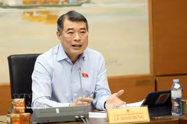 Le Premier ministre Lê Minh Hung s'exprime lors du débat en groupe tenu dans le cadre de la première session de l’Assemblée nationale de la 16e législature, le 10 avril. Photo: VNA