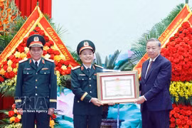 Le secrétaire général du Parti et président de la République, Tô Lâm, remet le titre de « Héros des Forces armées populaires » à la Région militaire 3. Photo: VNA