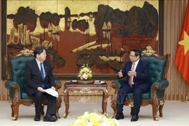 Le Premier ministre Pham Minh Chinh (à droite) et le ministre japonais des Affaires intérieures et de la Communication, Hayashi Yoshimasa, à Hanoi, le 15 janvier. Photo: VNA
