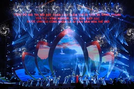 Spectacle lors de la cérémonie annonçant la valeur mondiale exceptionnelle de l’ensemble de monuments et de paysages de Yên Tu-Vinh Nghiêm-Côn Son, Kiêp Bac (Nord). Photo: VNA