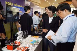Visiteurs à une exposition des produits technologiques et culturels. Photo: VNA