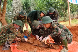 L'équipe chargée de rechercher et exhumer des restes des martyrs, relevant de la 4e région militaire 4) durant la campagne. Photo : VNA
