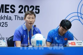 L’entraîneur de l’équipe nationale vietnamienne Kim Sang-sik lors de la conférence de presse avant la finale de football masculin des 33es Jeux d’Asie du Sud-Est (SEA Games 33). Photo: VNA
