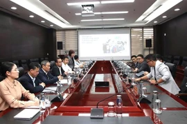 Des représentants du comité populaire de la ville de Dà Nang et de Google for Education lors d’une séance de travail sur le plan de coopération en matière d'éducation et de mise en œuvre de solutions basées sur l'intelligence artificielle. Photo : gracieuseté du Comité populaire de la ville de Dà Nang