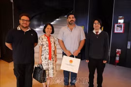 L'ambassadrice Ngô Minh Nguyêt, le secrétaire général du Parti communiste paraguayen, Najeeb Amado, et des représentants de la Ligue de la jeunesse communiste paraguayenne à Asuncion, capitale du Paraguay. Photo : VNA