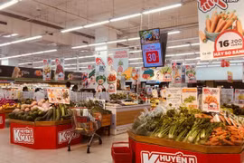 Les prix des produits alimentaires ont fortement augmenté dans les zones directement touchées par les inondations post-tempêtes. Photo : VietnamPlus