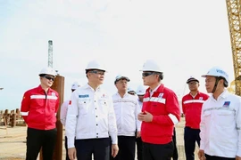 Le directeur général de Petrovietnam, Lê Ngoc Son, inspecte les travaux liés au projet de développement du champ gazier du bloc B. Photo : VietnamPlus