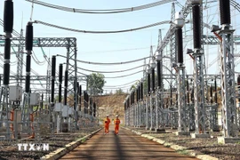 Des ouvriers en service au poste de transformation 500 kV de Pleiku2, dans la province de Gia Lai (Hauts Plateaux du Centre). Photo : VNA
