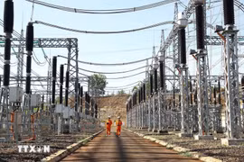 Des ouvriers en service au poste de transformation 500 kV de Pleiku2, dans la province de Gia Lai (Hauts Plateaux du Centre). Photo : VNA