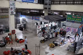Des kiosques dans le marché de la ville de Vinh (Centre). Photo: VNA