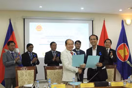 Des entreprises vietnamienne et cambodgienne signent un mémorandum de coopération lors d'une discussion thématique sur les opportunités de coopération et d'investissement dans le secteur de la santé. Photo : VNA