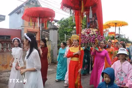 La procession du palanquin lors de la fête de Bà Chua Muôi (Dame du Sel). Photo : VNA