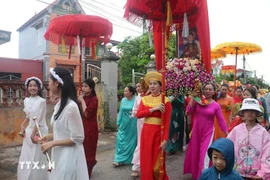 La procession du palanquin lors de la fête de Bà Chua Muôi (Dame du Sel). Photo : VNA