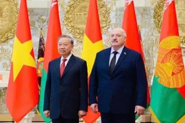 Le secrétaire général du Parti communiste du Vietnam (PCV), Tô Lâm (à gauche), et le président biélorusse Alexandre Loukachenko, à Minsk, le 12 mai. Photo : VNA