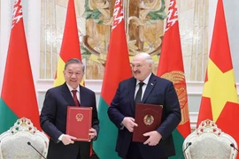 Le secrétaire général du Parti communiste vietnamien, Tô Lâm (à gauche), et le président biélorusse Alexandre Loukachenko signent une déclaration conjointe sur l’établissement d’un partenariat stratégique entre les deux pays le 12 mai 2025. Photo : VNA