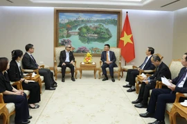 Le vice-Premier ministre Lê Thành Long (à droite) recevant le directeur exécutif de la Vietnam Foundation, Pham Duc Trung Kiên, à Hanoi, le 12 mai. Photo: VNA