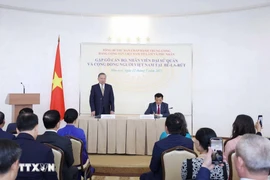 Le secrétaire général du Parti communiste du Vietnam, Tô Lâm s'exprime devant le personnel de l’ambassade du Vietnam et des représentants de la communauté vietnamienne en Biélorussie. Photo: VNA