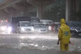 De minuit au matin du 7 octobre, la circulation de la tempête Matmo a provoqué de fortes pluies prolongées, inondant de nombreuses zones de la capitale. Photo: VnExpress