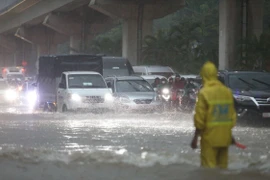 De minuit au matin du 7 octobre, la circulation de la tempête Matmo a provoqué de fortes pluies prolongées, inondant de nombreuses zones de la capitale. Photo: VnExpress