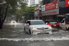 La rue Dôi Cân, à Hanoi, est inondée lors des fortes pluies provoquées par le typhon Matmo, mardi matin 7 octobre. Photo: VNA
