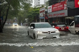 La rue Dôi Cân, à Hanoi, est inondée lors des fortes pluies provoquées par le typhon Matmo, mardi matin 7 octobre. Photo: VNA