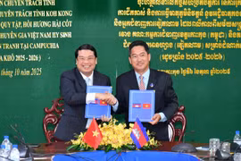 Lê Trung Hô, vice-président du Comité populaire de la province d’An Giang et chef du comité provincial chargé de la mission, et Hak Leng, vice-gouverneur de la province de Koh Kong et chef de son comité, signent le procès-verbal. Photo : VNA