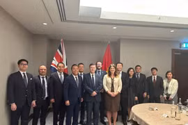 Le vice-ministre Nguyên Hoàng Long, le ministre d’État Douglas Alexander et des représentants des ministères et des ambassades des deux pays posent pour une photo de groupe lors de la 14e réunion du JETCO. Photo : VNA
