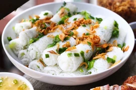 Le bánh hỏi, ces carrés de vermicelles de riz roulés, est un plat populaire incontournable du Centre. Photo : lorca.vn