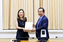 Le président du Comité populaire de Hô Chi Minh-Ville, Nguyên Van Duoc (à droite) et Chanida Klyphun, directrice des politiques publiques pour l'Asie du Sud-Est chez TikTok, lors de la rencontre. Photo : NDEL