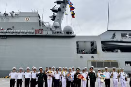 Cérémonie de bienvenue en l’honneur de l’équipage du navire-école ROKS Hansando de la marine sud-corénne, à Dà Nang. Photo : VNA
