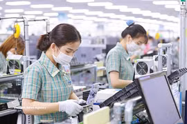Outre l’augmentation du nombre et de la valeur des projets d’IDE, les nouveaux flux de capitaux vers le Vietnam devraient également présenter un contenu technologique plus élevé, contribuant ainsi à la transformation du modèle de croissance du pays. Photo: VNA