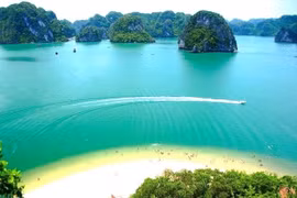 Vue aérienne d'une plage dans la baie de Ha Long. Photo : kenh14.vn