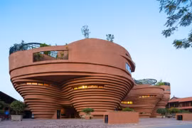 L’architecture originale du musée de la céramique de Bat Tràng, situé dans le village éponyme (Hanoï). Photo: baovanhoa.vn