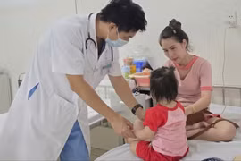Un médecin de l’Hôpital pour femmes et enfants de Dà Nang traite un enfant atteint du syndrome pieds-mains-bouche. Photo : baodanang.vn