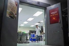 Tôt le matin, le pharmacien Nguyên Hoàng Minh prépare des conteneurs de sang et de produits sanguins au sein du service de stockage et de distribution du sang du Centre national de transfusion sanguine. Photo : dantri.com.vn