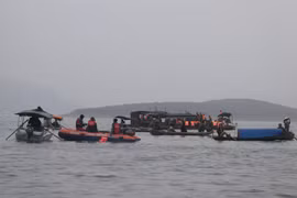 Les secouristes ont retrouvé les six victimes portées disparues suite au naufrage du bateau. Photo : VNA