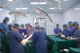 L'équipe chirurgicale procède au prélèvement d'organes sur un donneur en état de mort cérébrale. Photo : gracieuseté de l'Hôpital de l'Amitié Viêt Duc