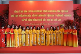 Des compatriotes vietnamiennes résidant en Thaïlande prennent une pose de souvenir au Centre VT Nam Nueng, avant l’arrivée du secrétaire général et président Tô Lâm. Photo : VNA