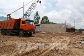 Travaux de modernisation de la route DT841 passant à Hông Ngu, dans la province de Dông Thap. Photo : VNA