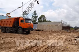 Travaux de modernisation de la route DT841 passant à Hông Ngu, dans la province de Dông Thap. Photo : VNA