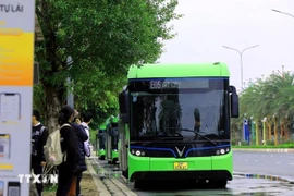 À Hanoï, à partir de mai 2025, la ville compte déjà 15 lignes de bus électriques en service, avec un total de 236 véhicules. Photo: VNA