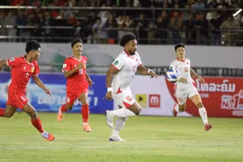 L'attaquant vietnamien Nguyên Xuân Son (au centre) en action lors du match Vietnam-Laos, comptant pour les qualifications de la Coupe d'Asie 2026, le 19 novembre à Vientiane. Le Vietnam s'est imposé 2-0. Photo : VFF