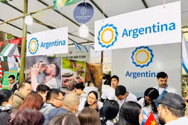Le stand culinaire de l'ambassade d'Argentine au Vietnam, lors du Festival international de la gastronomie 2024, a attiré de nombreux visiteurs. Photo : ambassade d'Argentine au Vietnam