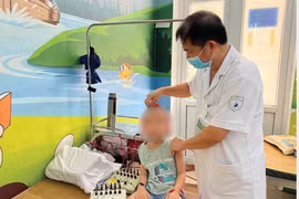 À l’Hôpital central d’acupuncture à Hanoï, la thérapie combinée aide de nombreux enfants autistes à s’intégrer dans la société. Photo : CTV/CVN