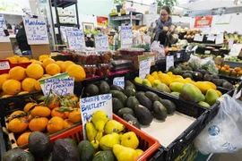 Des gens font leurs courses dans un marché en Ontario, au Canada.