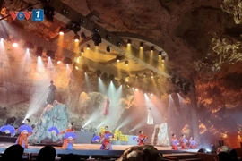 Un spectacle a lieu à la grotte de Ngoc Rong, dans la ville de Câm Pha. Photo: VOV
